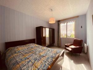 Ένα ή περισσότερα κρεβάτια σε δωμάτιο στο Maison calme près plage Govelins, jardin, BBQ, équipements modernes, idéal familles - FR-1-639-47