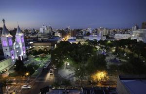 - une vue sur la ville la nuit dans l'établissement Monoambiente Blanca, à Concordia