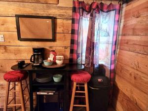 una mesa con dos taburetes y una mesa con cafetera en Lazy Bear Retreat by the Creek, en Pickens