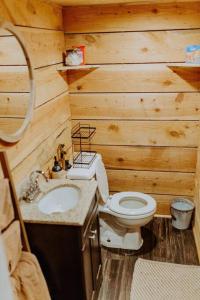 een houten badkamer met een toilet en een wastafel bij Lazy Bear Retreat by the Creek in Pickens