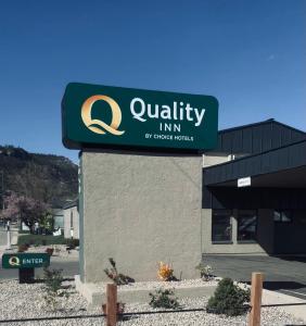 un panneau indiquant une auberge universitaire devant un bâtiment dans l'établissement Quality Inn Durango, à Durango