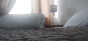 - une chambre avec un lit blanc et une fenêtre dans l'établissement Monoambiente Blanca, à Concordia