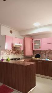 Chott MeriemにあるKalthoumのピンクのキャビネットとシンク付きのキッチンが備わります。