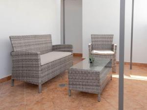 duas cadeiras de vime e uma mesa num quarto em Studio avec Terrasse au Cœur de l'Agdal em Rabat