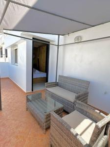 um quarto com cadeiras, uma mesa e um sofá em Studio avec Terrasse au Cœur de l'Agdal em Rabat