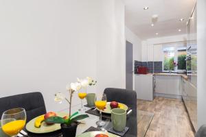 uma sala de jantar com uma mesa com fruta em Modern Comfort, 4-BR, Sleeps 8, Ensuite em Northampton