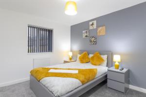 een slaapkamer met een bed met twee lampen erop bij Modern Comfort, 4-BR, Sleeps 8, Ensuite in Northampton