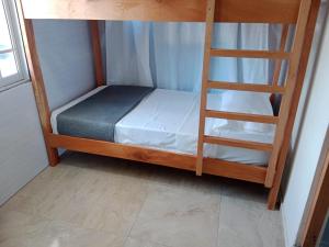 Etagenbett mit Leiter in einem Zimmer in der Unterkunft Posada MCKELLER in San Luis