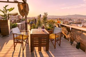 una mesa y sillas en un balcón con vistas en Apartment with Terrace Views of BCN en Barcelona