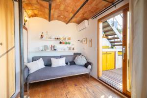 una sala de estar con sofá en una casa pequeña en Apartment with Terrace Views of BCN en Barcelona
