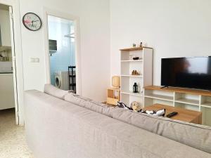 Televízia a/alebo spoločenská miestnosť v ubytovaní Sunny Malaga Centre Flats, 2 Options, with Balcony or Terrace