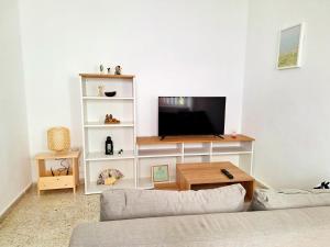 Televízia a/alebo spoločenská miestnosť v ubytovaní Sunny Malaga Centre Flats, 2 Options, with Balcony or Terrace