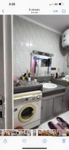 Il comprend une cuisine équipée d'un lave-linge et d'un évier. dans l'établissement ابراج عثمان اغاخان كورنيش النيل, au Caire