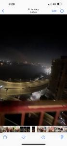 - une vue sur l'aéroport la nuit avec des lumières dans l'établissement ابراج عثمان اغاخان كورنيش النيل, au Caire