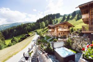 Casa grande con patio con bañera de hidromasaje en Sporer-Alm, en Rohrberg