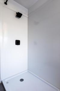 Koupelna v ubytování Beautiful Cozy corner view room with private parking close to Caltech convention Center