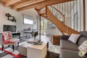 ein Wohnzimmer mit Sofa und Tisch in der Unterkunft Au bord du ruisseau in Saint-Quay-Perros