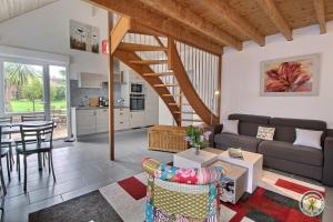 ein Wohnzimmer mit Sofa und Tisch in der Unterkunft Au bord du ruisseau in Saint-Quay-Perros