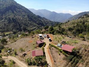 uma vista aérea de uma aldeia nas montanhas em Mario's Lodge Providencia em El Copey