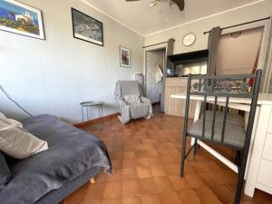 een woonkamer met een bed, een tafel en een stoel bij Maison Banyuls-sur-Mer, 3 pièces, 4 personnes - FR-1-309-441 in Banyuls-sur-Mer