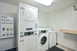 Afbeelding uit fotogalerij van Travelodge by Wyndham Fayetteville in Fayetteville