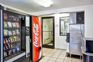 una máquina expendedora de refrescos de cocacola en una tienda en Travelodge by Wyndham Fayetteville, en Fayetteville