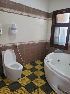 een badkamer met een toilet en een bad bij Hostel Ngọc Liên in Tuy Hoa