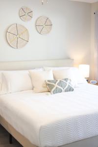 a bedroom with a white bed with four circles on the wall at Pegasus - Modern Tempe Getaway with Pool & Game Room in Tempe