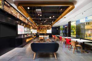 a restaurant with a bar with tables and chairs at Shenzhen Futian Xiameilin Metro Station CitiGO Hotel in Shenzhen
