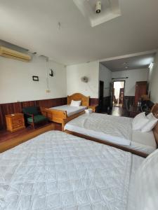 een slaapkamer met 2 grote bedden bij Hostel Ngọc Liên in Tuy Hoa