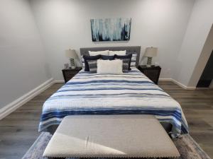 - une chambre avec un grand lit et une couverture bleue et blanche dans l'établissement Southeast Cute House, à Portland