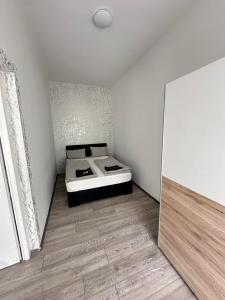 ein Schlafzimmer mit einem Bett in der Ecke eines Zimmers in der Unterkunft City Apartment Hauptbahnhof in Graz