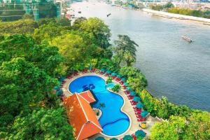una vista aérea de un parque acuático junto a un río en Royal Orchid Sheraton Hotel and Towers, en Bangkok