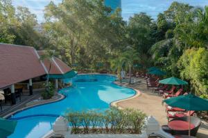 una imagen de una piscina en un complejo en Royal Orchid Sheraton Hotel and Towers, en Bangkok