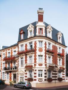 Afbeelding uit fotogalerij van Hôtel Le Fer à Cheval in Trouville-sur-Mer