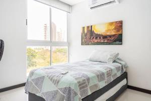 Apartamento con vista al mar Santa Marta tesisinde bir odada yatak veya yataklar