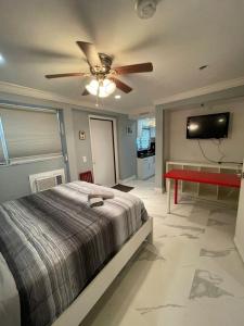 um quarto com uma cama e uma ventoinha de tecto em WONDERFULL NORTH MIAMI em Miami