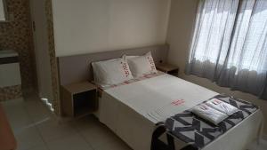 - une petite chambre avec un lit et deux oreillers dans l'établissement HOTEL SKALA, à São Paulo
