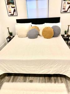 uma cama branca com bichos de peluche em cima em WONDERFULL NORTH MIAMI em Miami