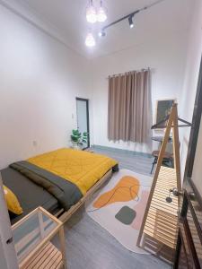 1 dormitorio con 1 cama grande y piano en Neko Homestay Hue en Hue