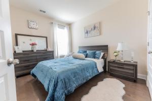 Letto o letti in una camera di Luxury Bedroom with Private Bath