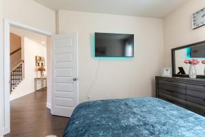 Letto o letti in una camera di Luxury Bedroom with Private Bath