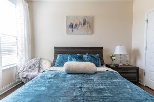 Letto o letti in una camera di Luxury Bedroom with Private Bath
