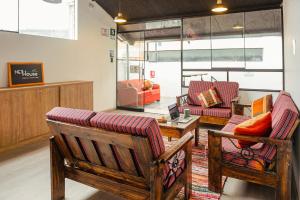 uma sala de estar com duas cadeiras e uma mesa em Net House Cusco em Cusco
