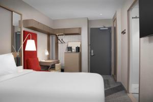 Postel nebo postele na pokoji v ubytování SpringHill Suites by Marriott New York Manhattan Times Square