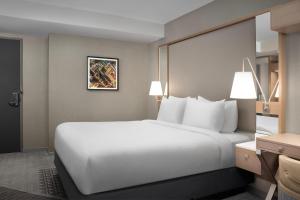 Postel nebo postele na pokoji v ubytování SpringHill Suites by Marriott New York Manhattan Times Square