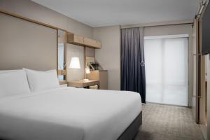 Postel nebo postele na pokoji v ubytování SpringHill Suites by Marriott New York Manhattan Times Square