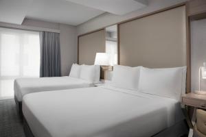 Postel nebo postele na pokoji v ubytování SpringHill Suites by Marriott New York Manhattan Times Square