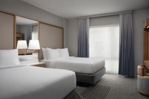 Postel nebo postele na pokoji v ubytování SpringHill Suites by Marriott New York Manhattan Times Square