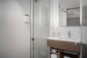 Koupelna v ubytování SpringHill Suites by Marriott New York Manhattan Times Square